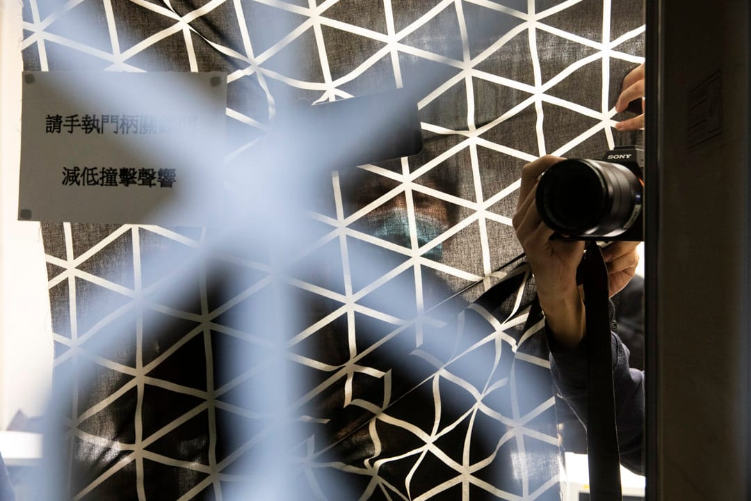 2021年12月29日，大批記者在《立場新聞》位於觀塘的辦公室外拍攝，在辦公室內的記者。