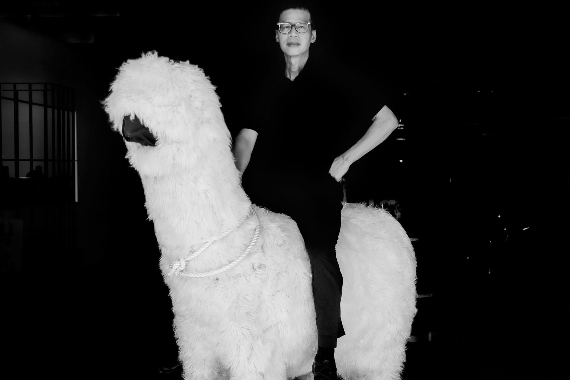 2021年9月22日台灣台中，因政治因素由香港移居台灣的藝術家黃國才，坐在他的作品上。