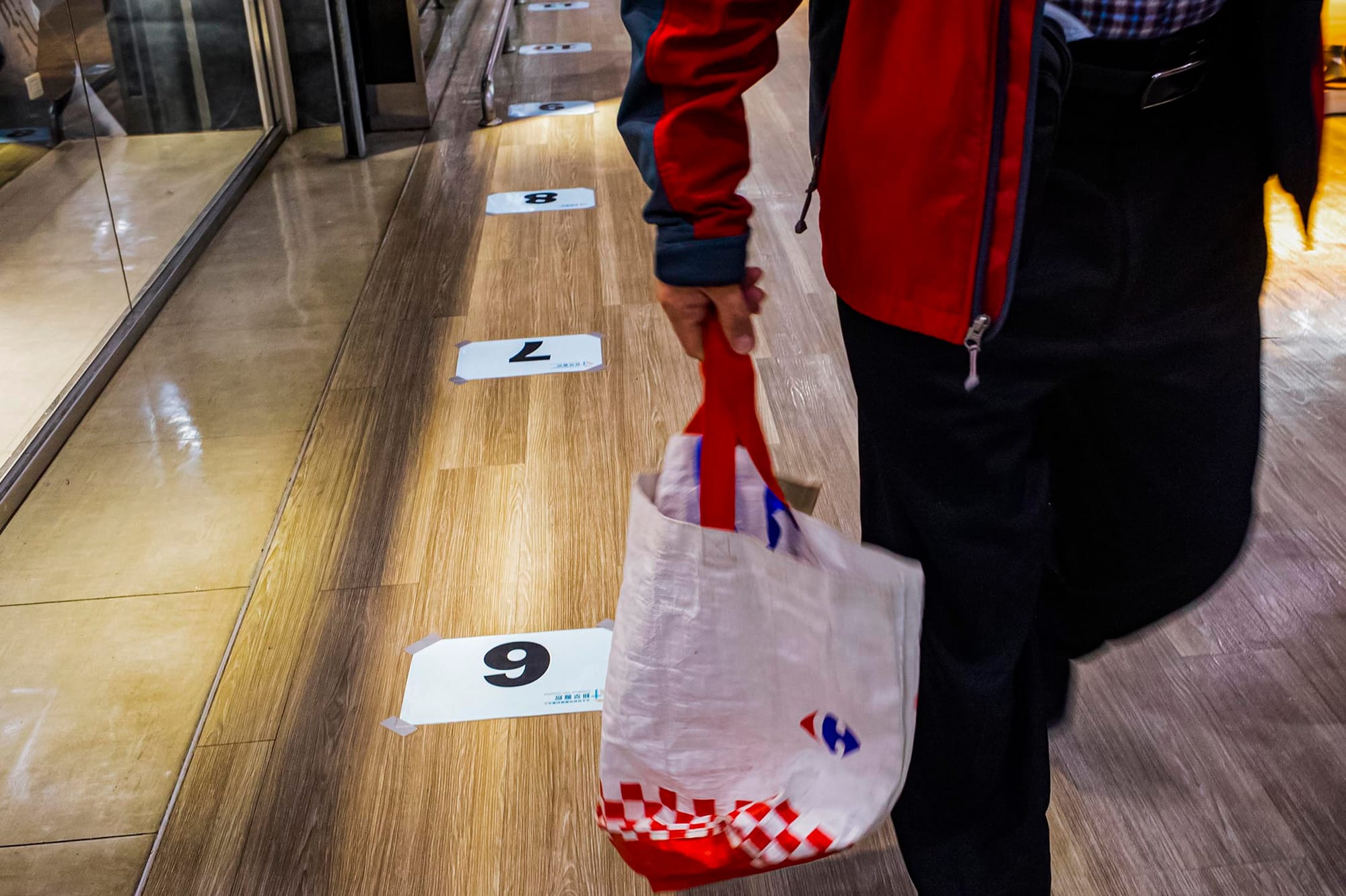 2021年12月10日新店家樂福，商場的地上貼上排隊打疫苗的標示。