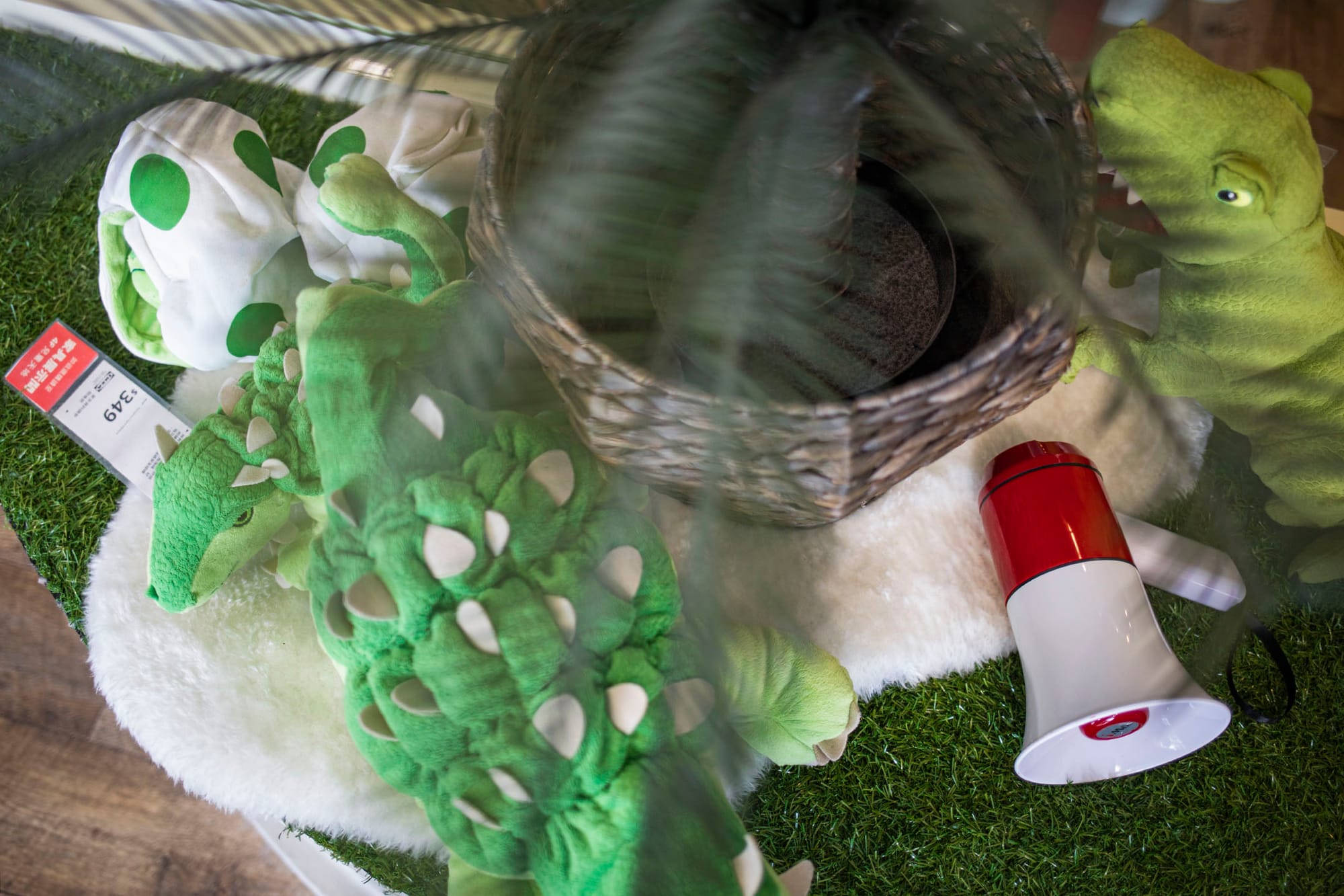 2021年12月7日新莊宜家家居，一個喇叭用來播放施打疫苗的安排。