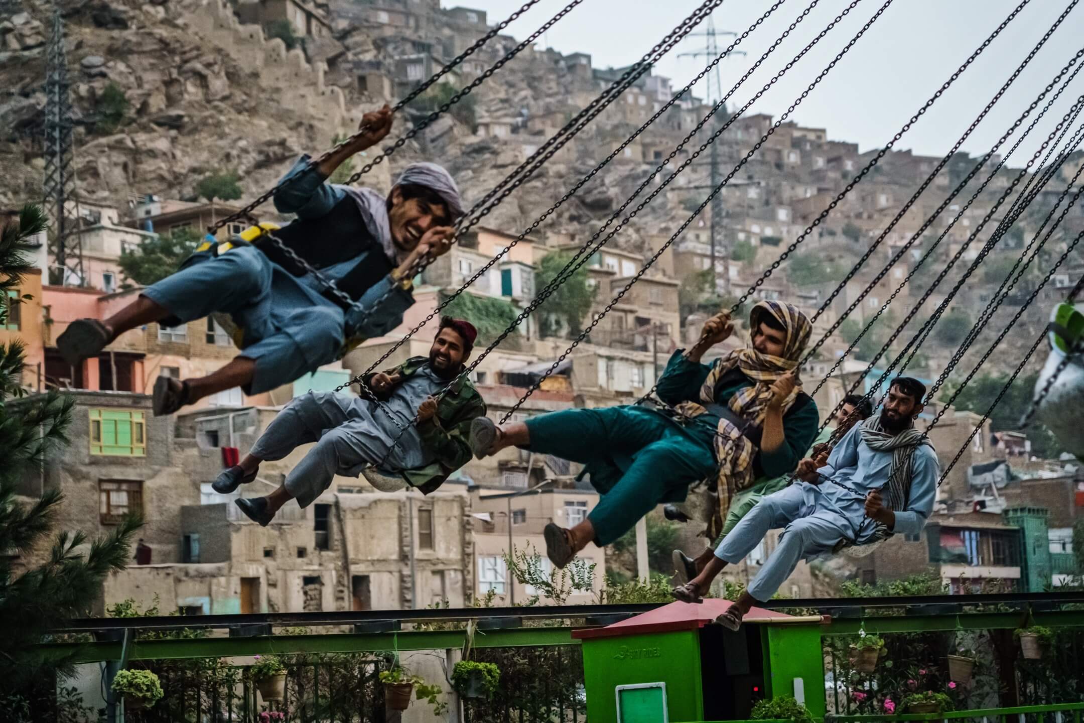 2021年9月11日,阿富汗首都喀布尔,塔利班战士登上市内的一个主题乐园的机动游戏。