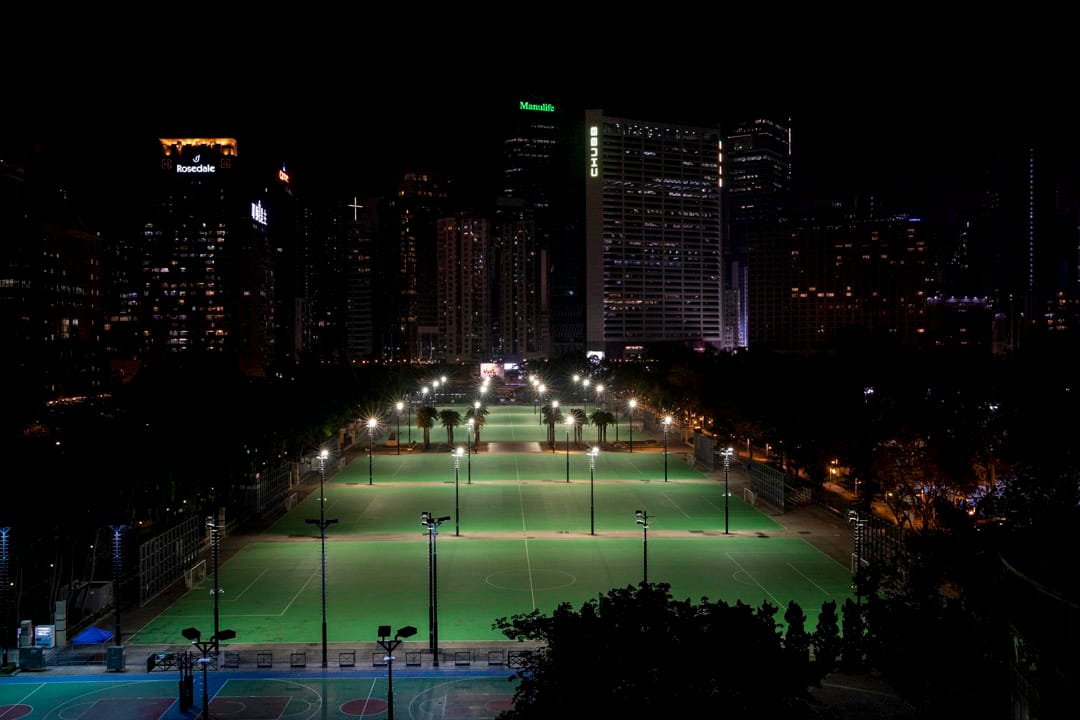 2021年6月4日，香港維多利亞公園。支聯會早前申請在維園舉辦六四悼念集會遭警方反對，警方調動7000警力在全港高調戒備，往年滿佈燭光的維園足球場空空如也。