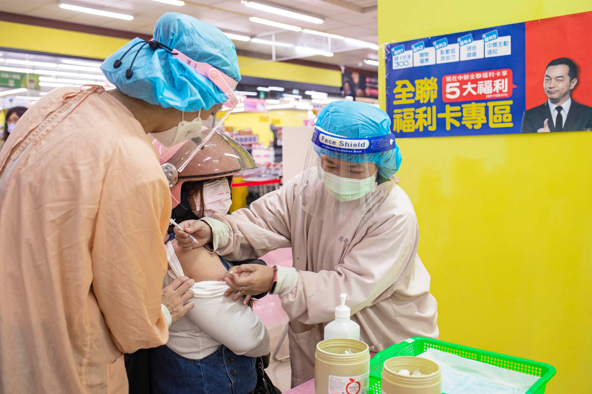 2021年12月6日板橋全聯超市，市民接種疫苗。