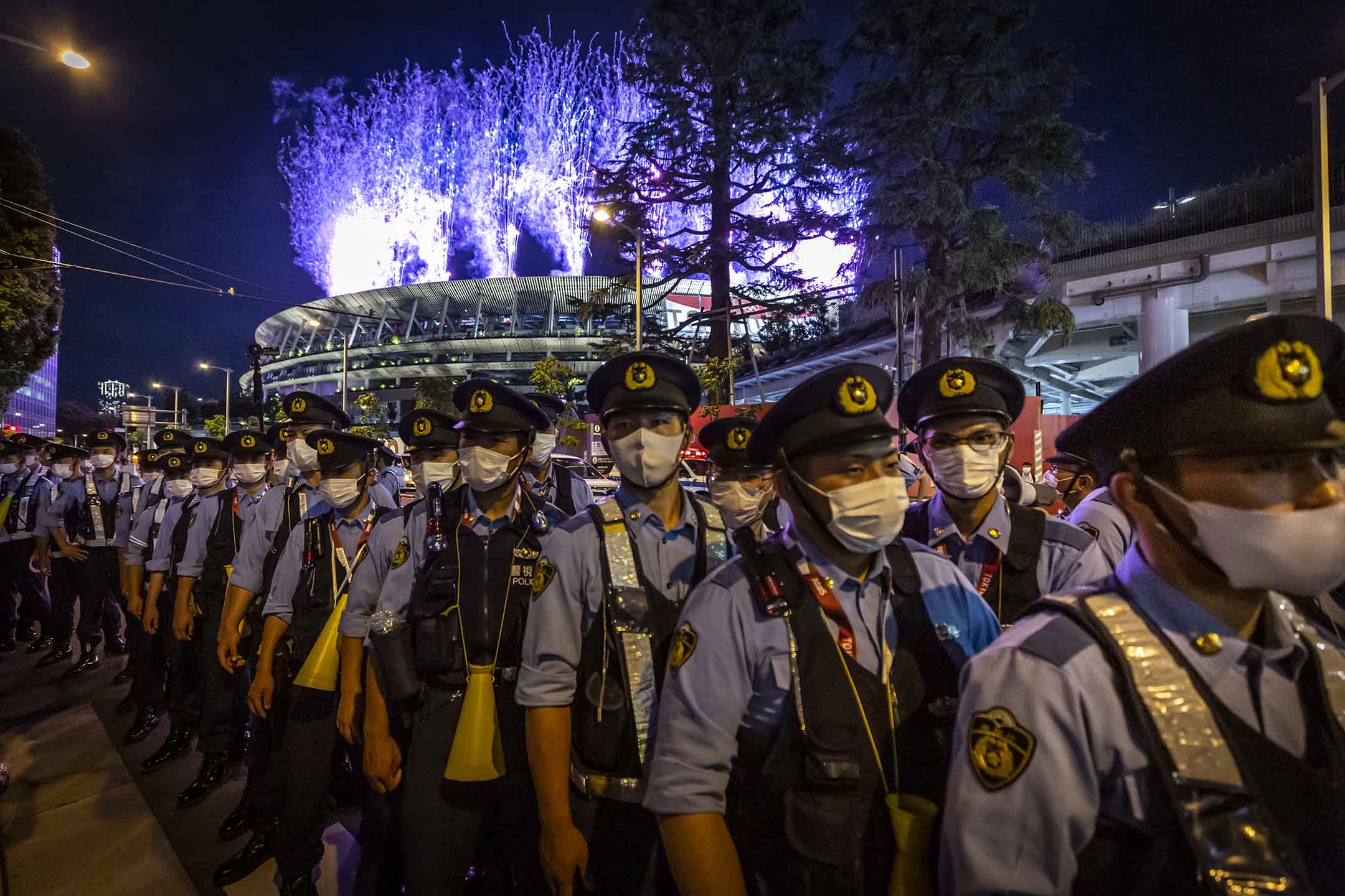 2021年7月23日，日本東京奧2020東京奧運會開幕式上，警察在會場外維持秩序。