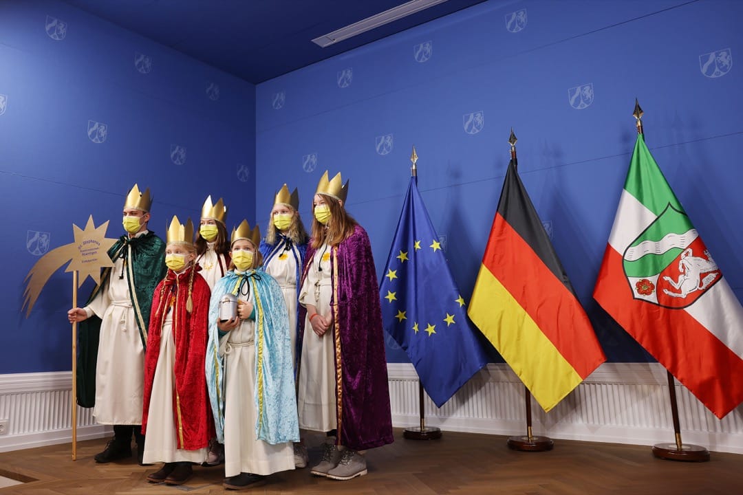 2022年1月6日，德國城市杜塞爾多夫，頌歌合唱團到北萊茵-威斯特法倫州總理府為當地首席部長獻唱。