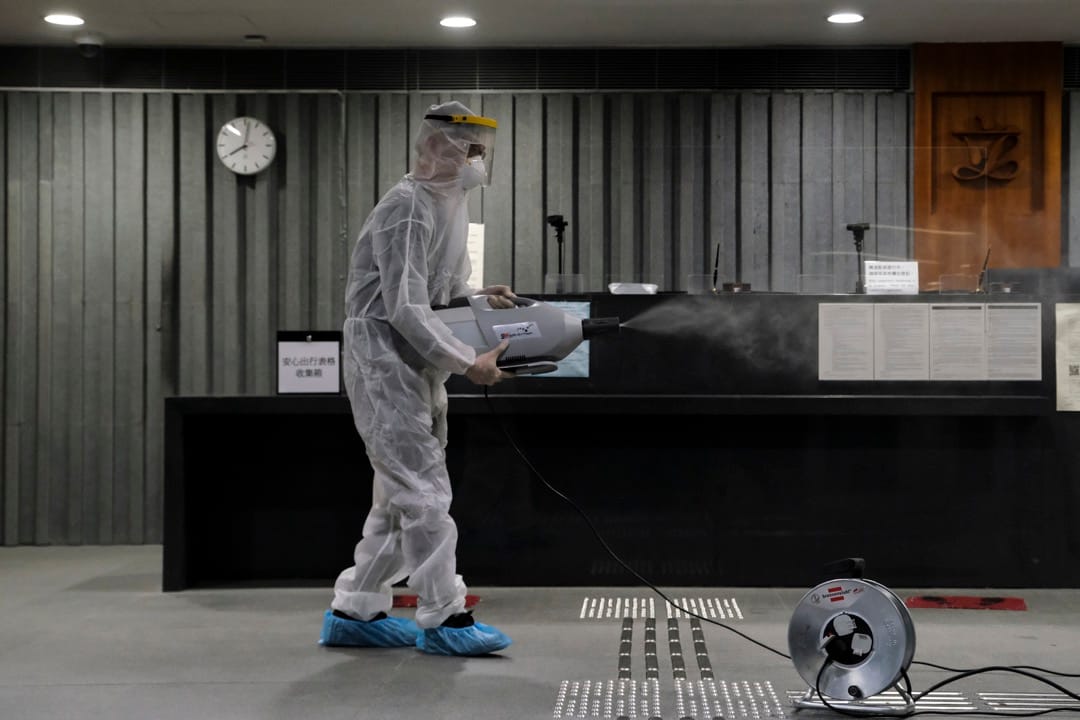 2022年1月7日，香港，多名立法會議員曾出席的一個生日宴會上發現一名2019冠狀病毒確診者，多位出席人士，包括議員、官員等需要送往竹篙灣檢疫中心隔離，立法會大樓需要進行消毒。