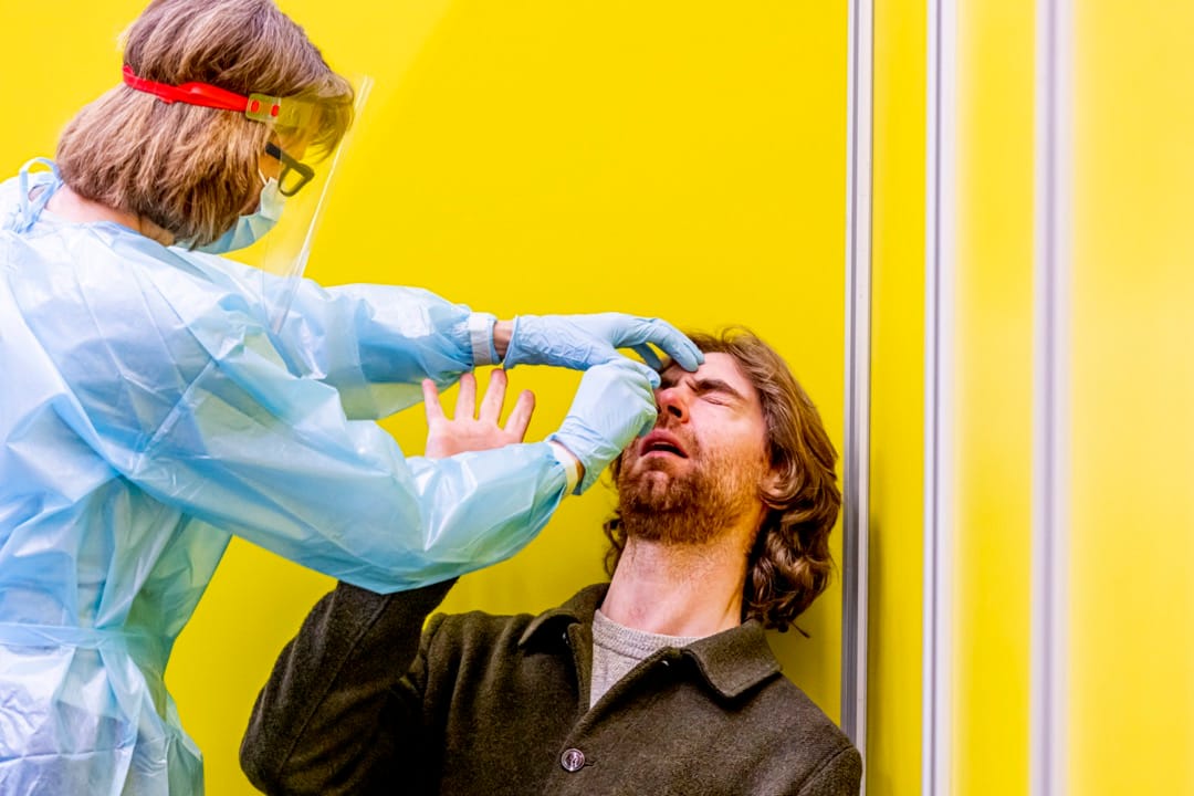 2022年1月6日，荷蘭城市海牙，醫護人員在一個檢測中心為市民進行2019冠狀病毒鼻咽拭子測試。