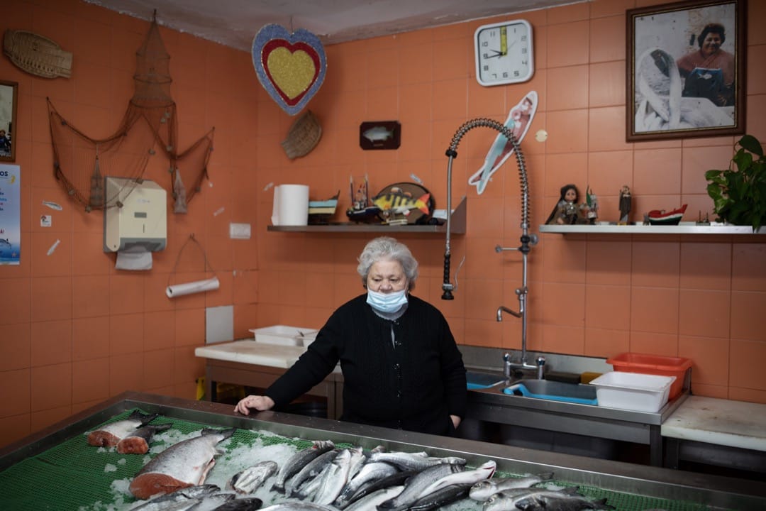2022年1月11日，葡萄牙城市里斯本，一名魚販在店內等待客人光臨。