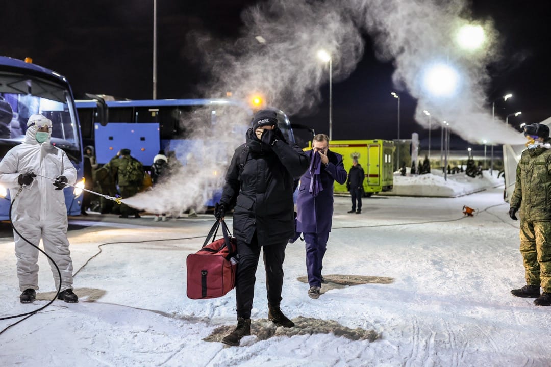 2022年1月12日，哈薩克斯坦爆發宣布獨立30年以來最暴力示威衝突後，俄羅斯從當地撤僑。工作人員向抵達首都莫斯科的軍事機場的僑民噴灑消毒劑消毒。