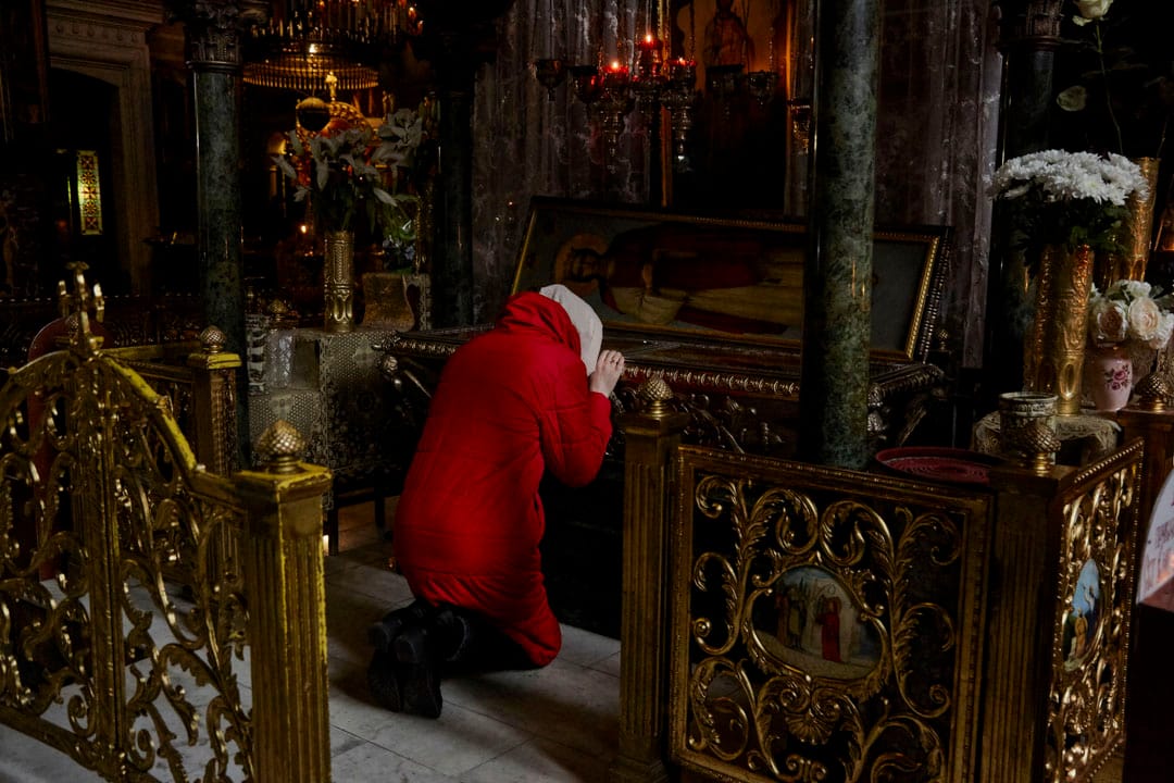 2022年2月24日，乌克兰首都基辅，一名市民到市内一所东正教教堂祈祷。