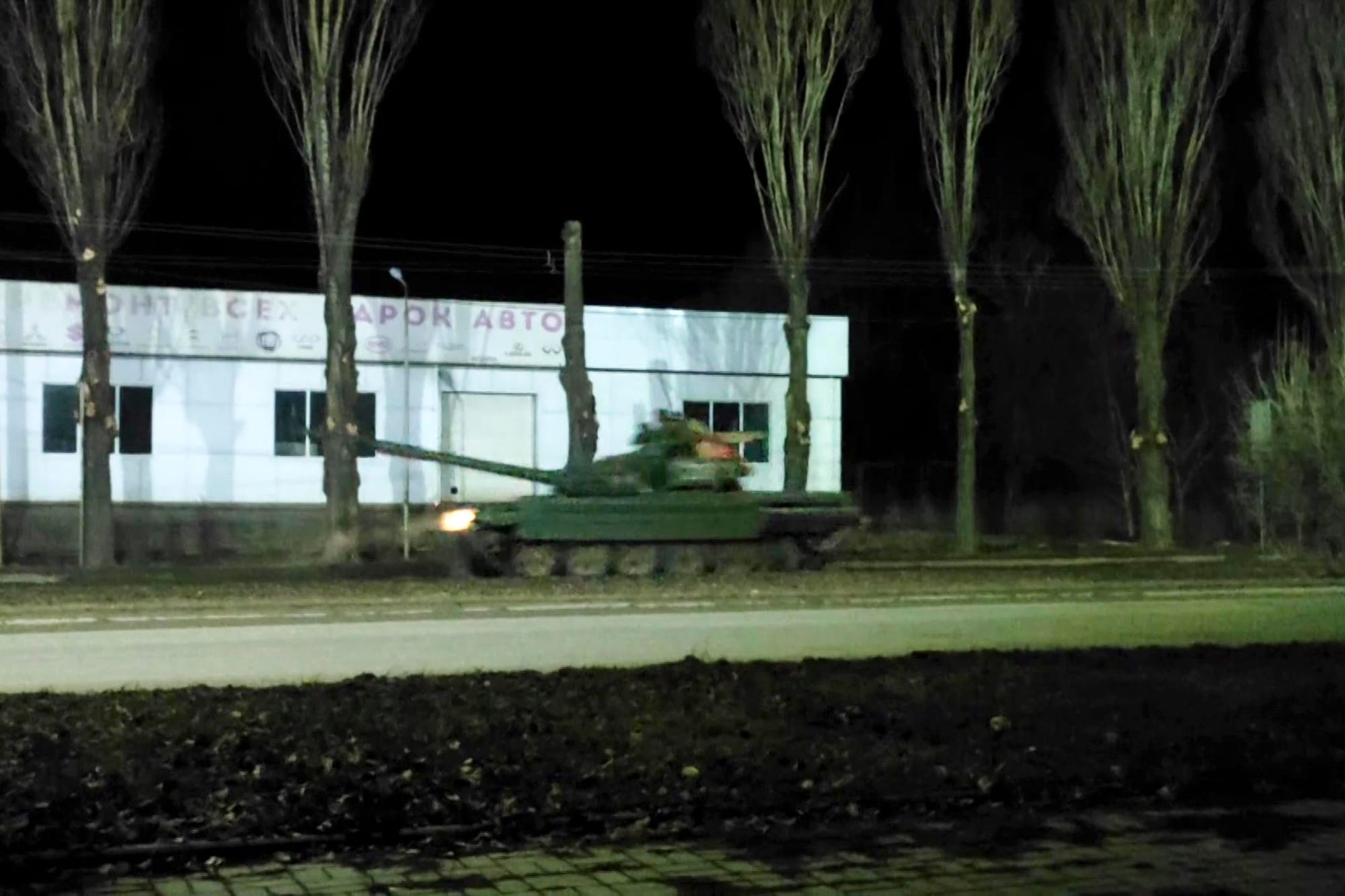 2022年2月23日,俄罗斯军用坦克在顿巴斯地区推进。