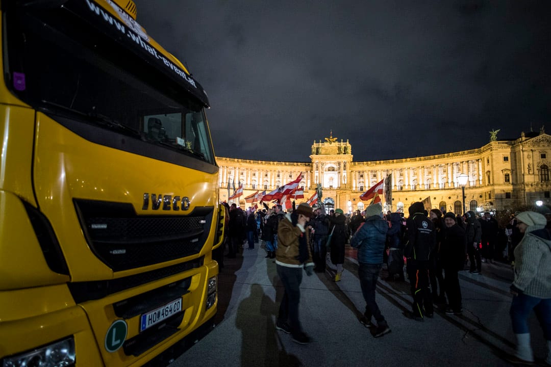 2022年2月11日,奥地利首都维也纳,受加拿大“自由车队”反疫苗示威感染,当地民众到市中心抗议政府封城、疫苗接种等防疫措施。