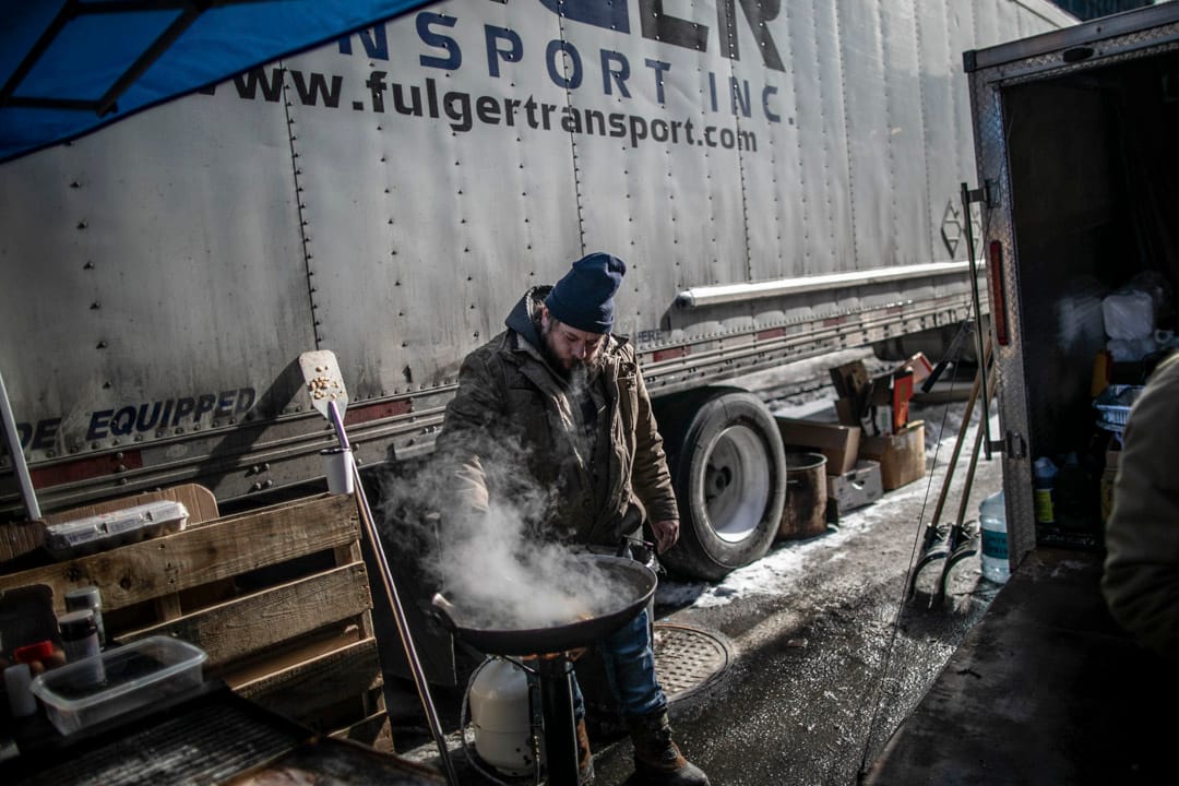 2022年2月7日,加拿大首都渥太华,一名义工为“自由车队”反疫苗示威的参与者准备食物。