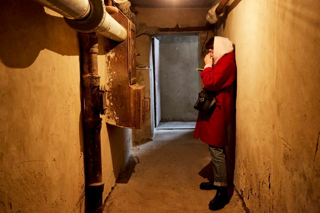 2022年2月24日，乌克兰首都基辅，当地民众跟随手机信息指示到邻近的防空洞暂避。