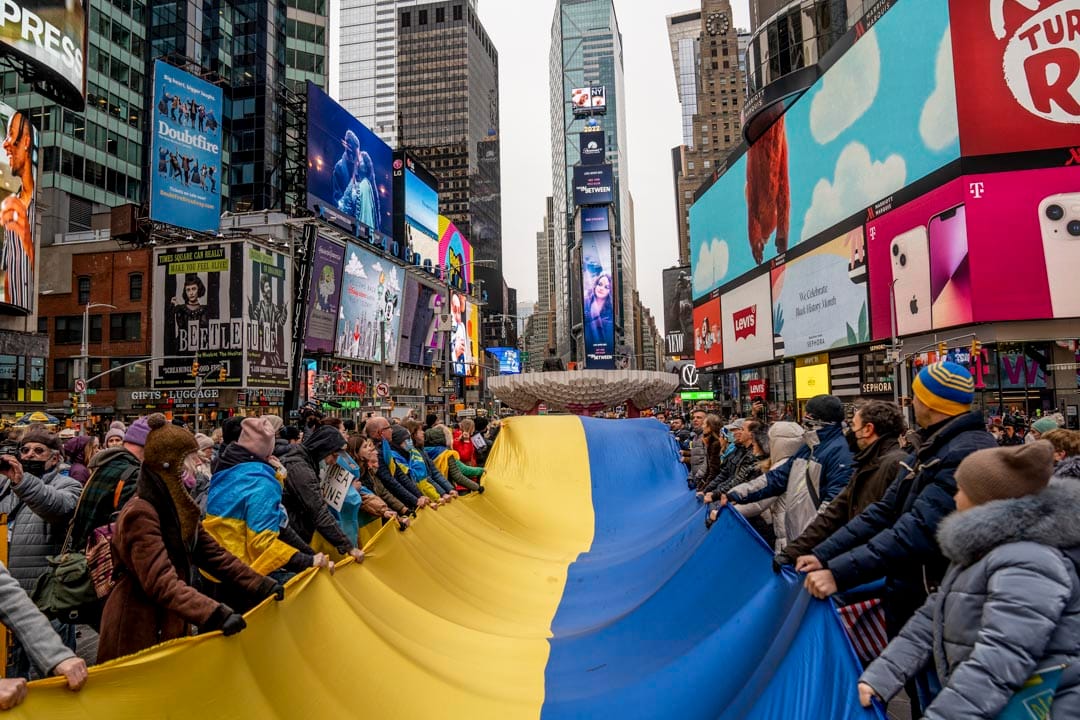 2022年2月24日，美国纽约，示威者在时代广场附近举行反俄罗斯入侵乌克兰的示威活动，民众举著乌克兰国旗横幅。