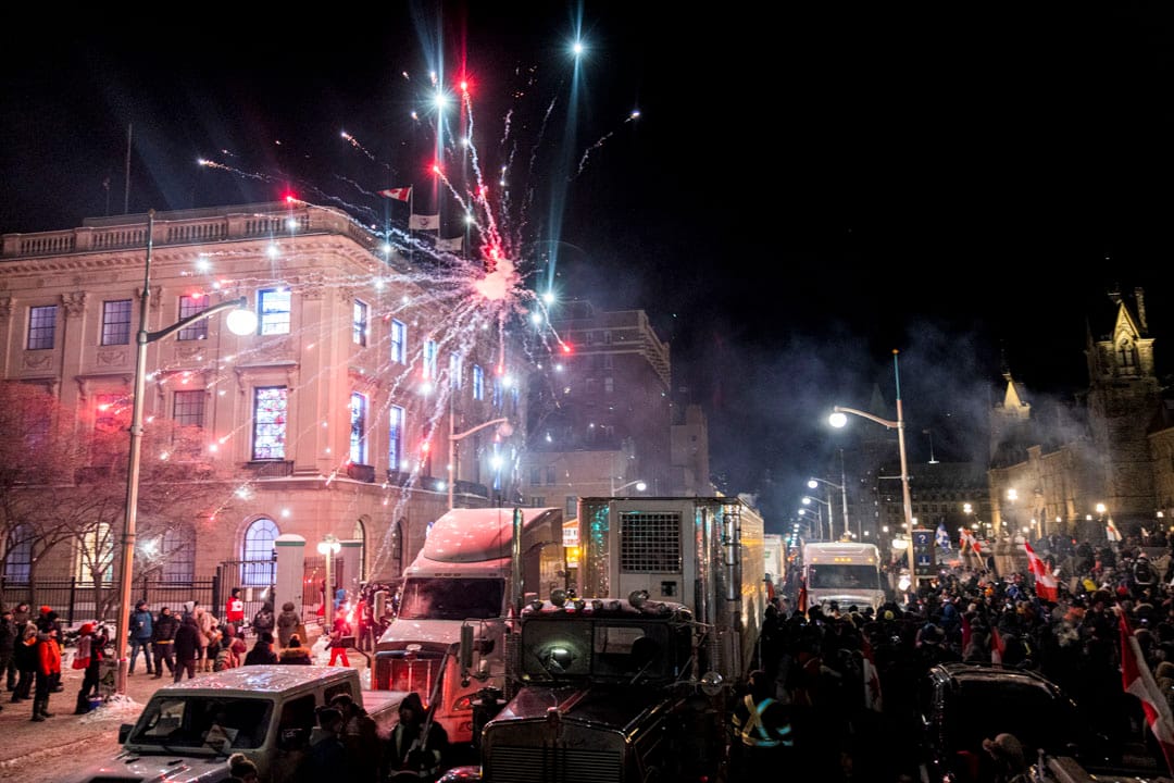 2022年1月29日,加拿大首都渥太华,国会山庄外的反疫苗示威持续,有示威者向天放烟火。