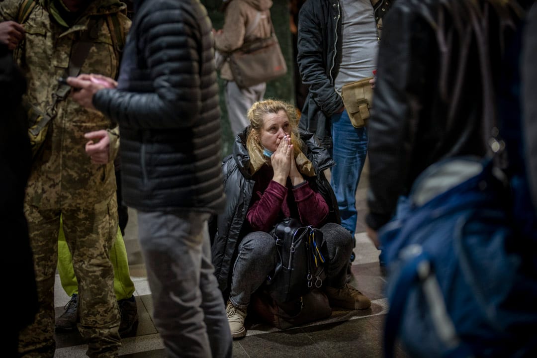 2022年2月24日，一位女士在乌克兰基辅的火车站等待候离开，神情焦虑。
