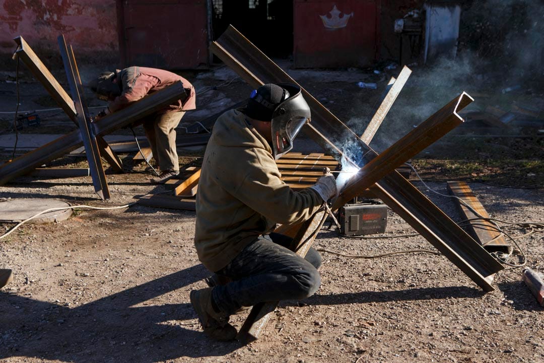 2022年2月27日，烏克蘭西部小鎮烏日霍羅德（Uzhhorod），當地居民用鋼條製作路障阻擋俄軍軍車。