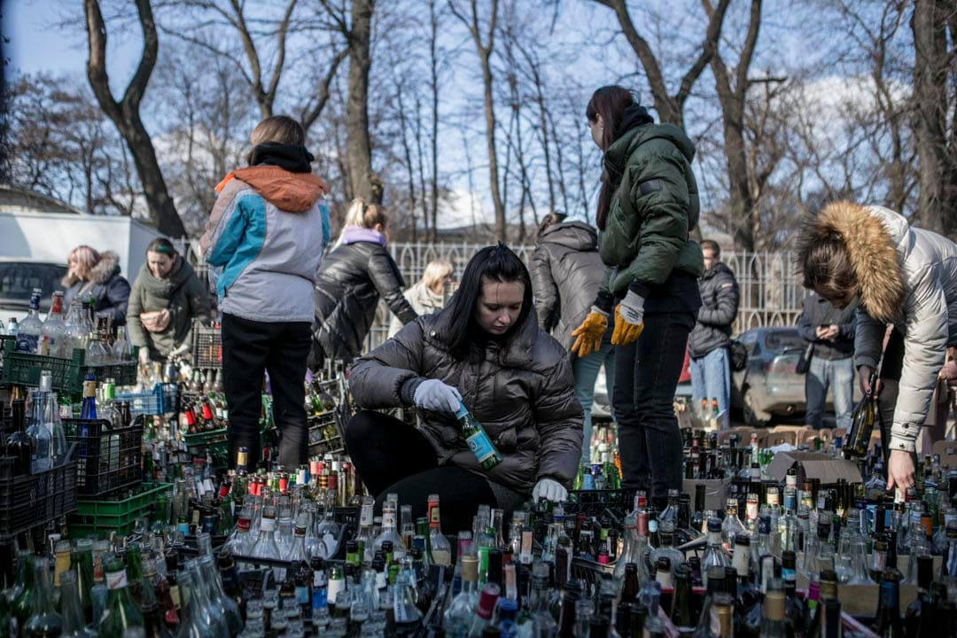 2022年2月27日，烏克蘭西部城市第聶伯羅，當地居民在公園聚集，製造汽油彈抵抗俄軍入侵。