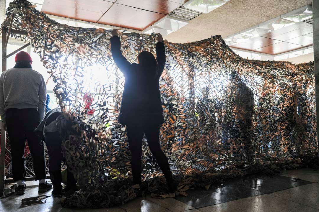 2022年2月24日，烏克蘭西部城市利沃夫，義工為烏克蘭士兵編織迷彩網。