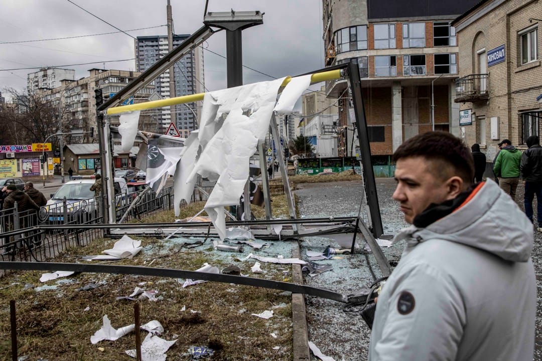 2022年2月24日,乌克兰首都基辅,俄罗斯发射飞弹击中市内建筑,市民在旁围观。