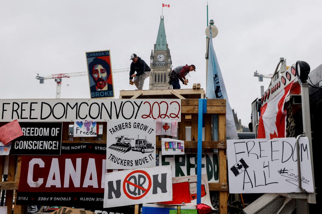 2022年2月10日,加拿大首都渥太华,反疫苗示威者在一辆货车上搭建临时讲台。