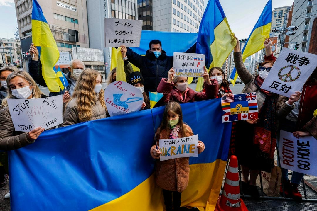 2022年2月23日，日本东京的俄罗斯大使馆附近，居住在日本的乌克兰人举著标语牌和旗帜，谴责俄罗斯入侵乌克兰。