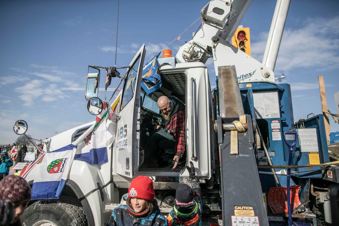 2022年2月7日,加拿大首都渥太华,参与“自由车队”反疫苗示威的货车司机在国会山庄外集合。