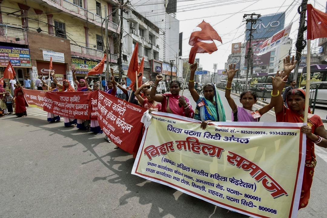 2022年2月29日,印度東北部城市巴特那,參與罷工的示威者堵塞市內一條主要幹道。