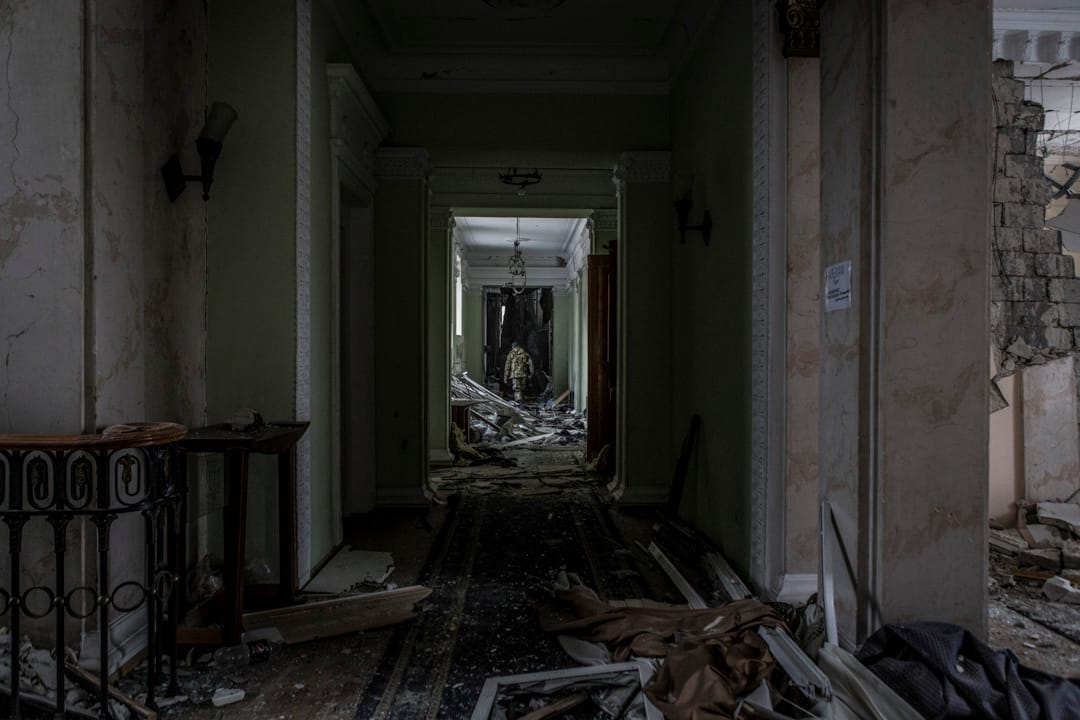 2022年3月9日，烏克蘭第二大城市哈爾科夫，一名烏克蘭士兵在炸毀的州長辦公大樓內走過。