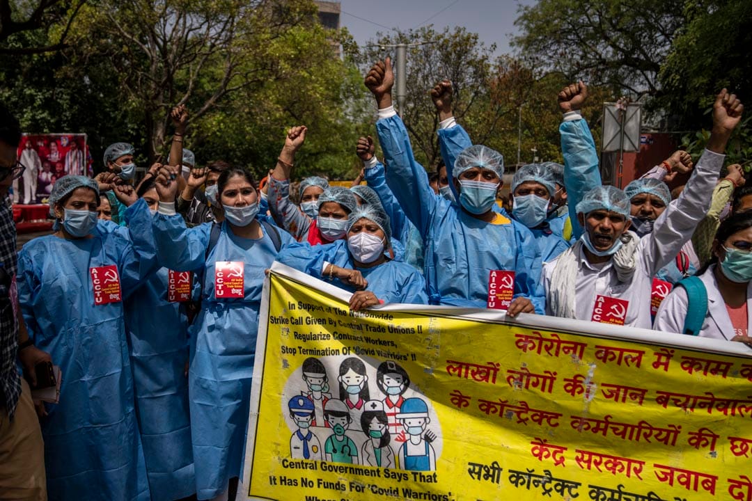 2022年3月29日,印度首都新德里,合約醫護人員參與工會號召的全國性罷工,他們稱政府沒有跟他們續約。
