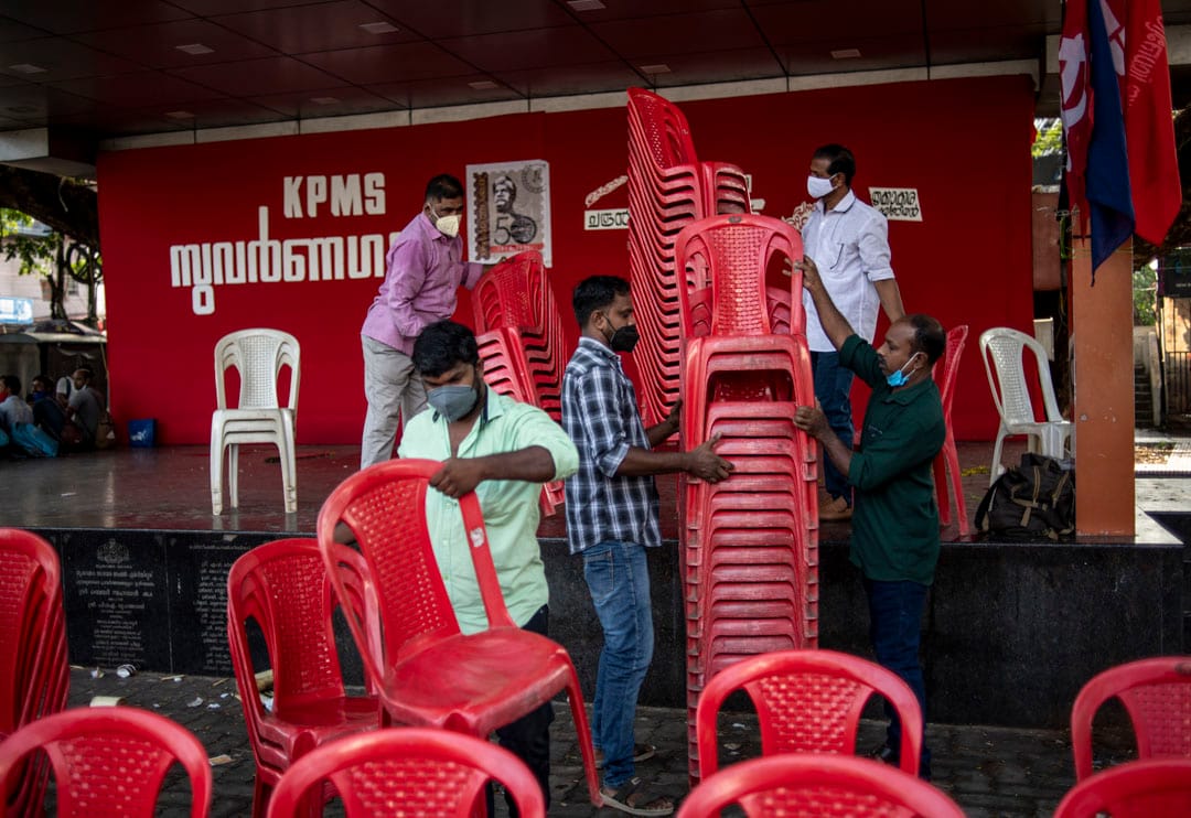 2022年3月28日,印度南部喀拉拉邦城市科契(Kochi),參與罷工的人在一個講台前擺放椅子,預備即將舉行的公眾研討會。