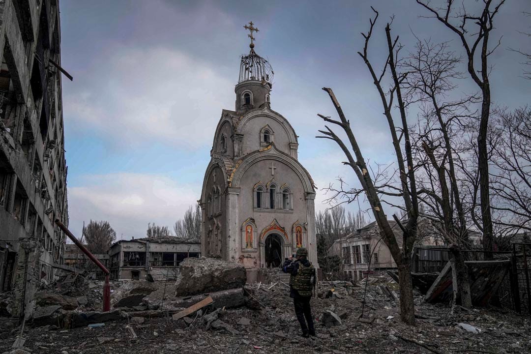 2022年3月10日，烏克蘭南部城市馬里烏波爾（Mariupol），一名烏克蘭士兵在一座被炮轟炸毀的教堂前拍照。