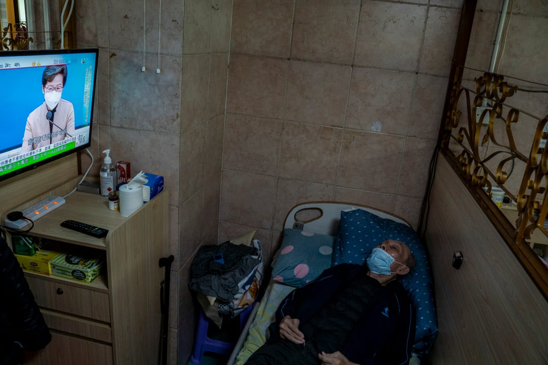 2022年3月10日，安老院的長者房間，房內的電視播放著特首林鄭月娥的疫情記者會新聞片段。攝：林振東/端傳媒     