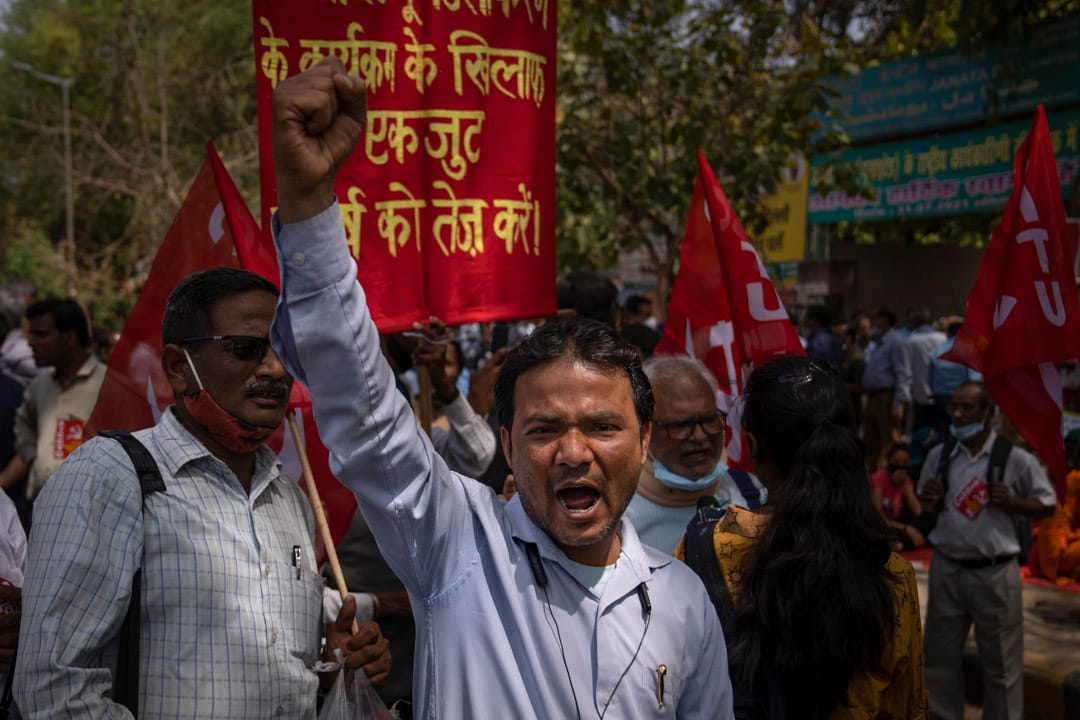 2022年3月29日,印度首都新德里,一名參與罷工的示威者在高呼口號。