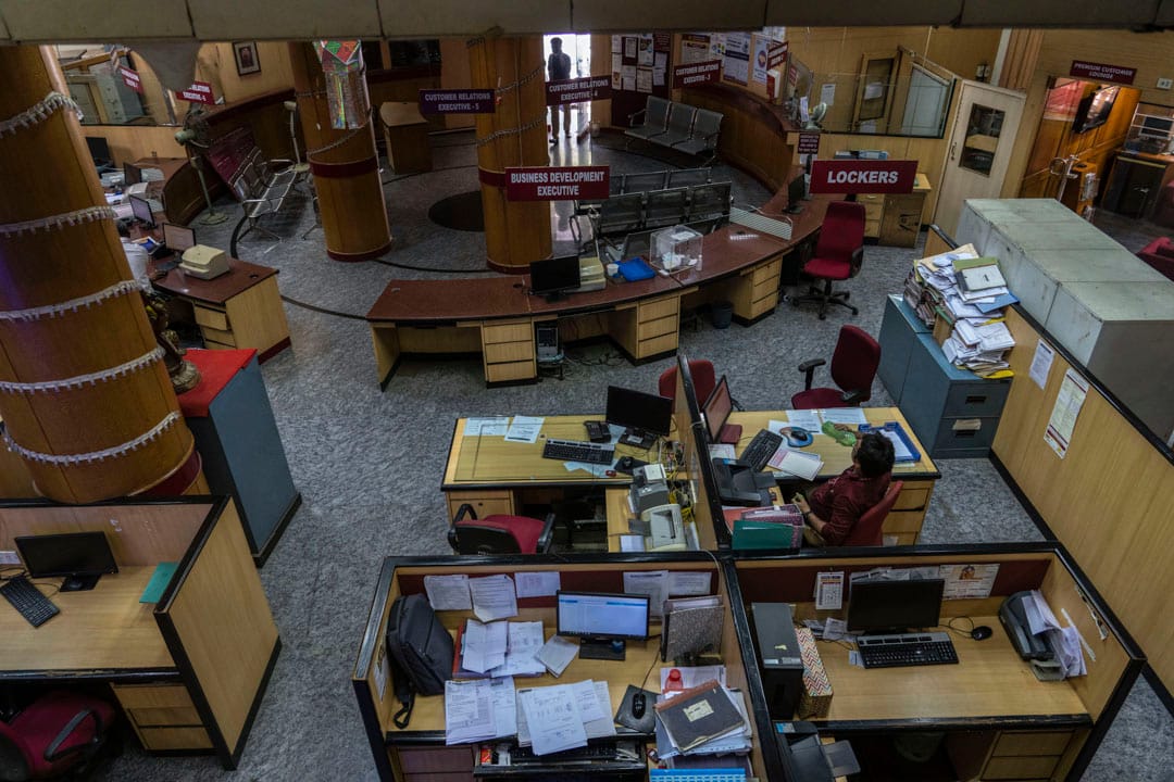 2022年3月28日,印度城市孟買一家銀行的辦公室內沒人上班,員工都前往參與工會號召的罷工行動抗議國內油價急升。