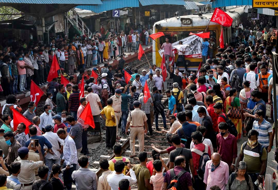 2022年3月28日,印度城市加爾各答,參與罷工的示威者在車站阻止一輛火車開出。