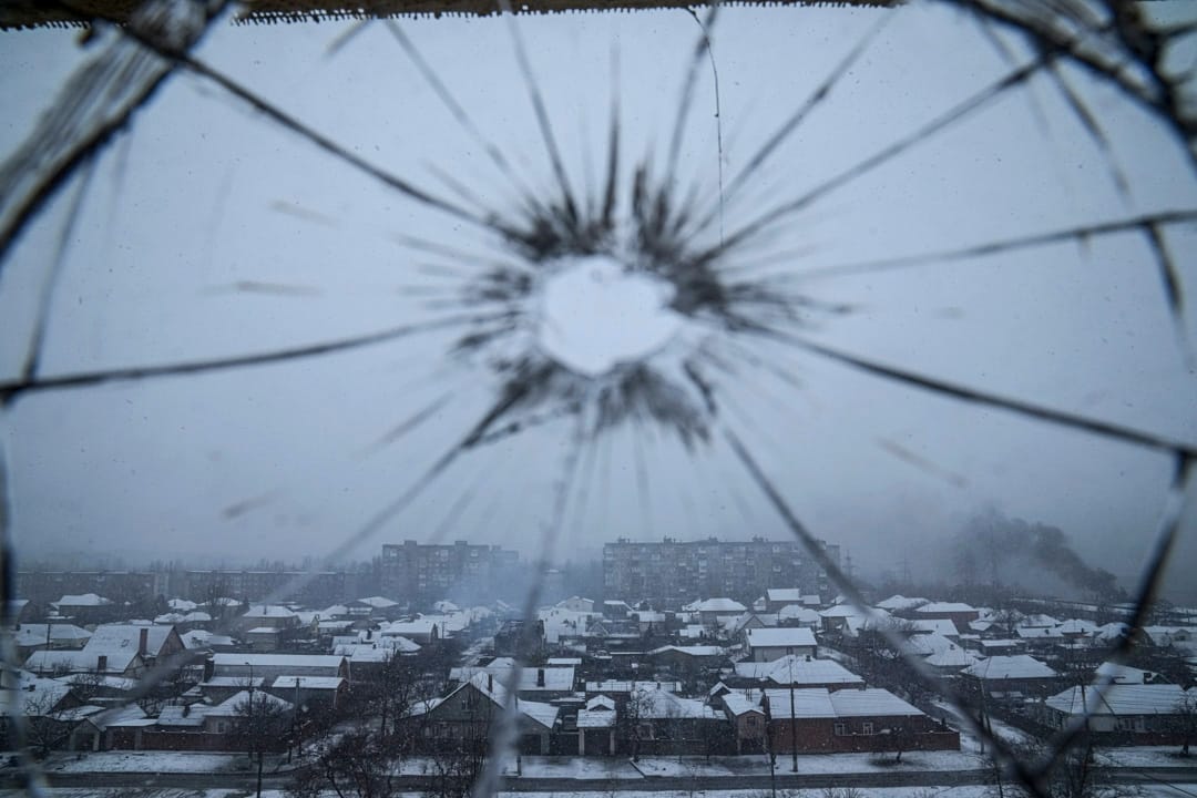 2022年3月3日，烏克蘭南部城市馬里烏波爾（Mariupol），從一座醫院被砲彈碎片擊破的玻璃窗俯瞰城市。