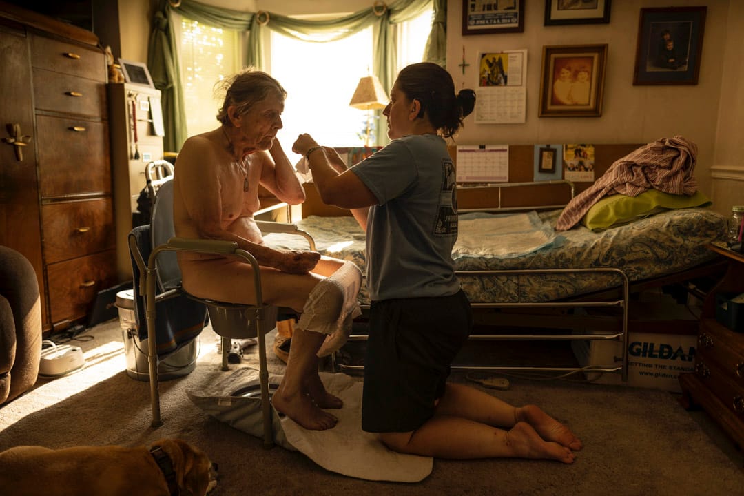 题为“女儿向父亲漫长的告别，一位照顾者之旅”，摄影师纪录了美国康乃狄克州 Leandra Manos 在疫情底下，照顾85岁患有失智症父亲George Manos 的过程。Leandra 辞去全职工作，肩负起照顾父亲的责任。根据国际失智症协会报告，“2020年，全球超过5500万人患有失智症。估算数字每20年将会翻倍，至2030将达78000万人，2050年将达139000万人。”拍摄计划在很早之前获得George 本人同意，他每天部分时间恢复理智，他认为报道出关于失智症的真实故事非常重要。