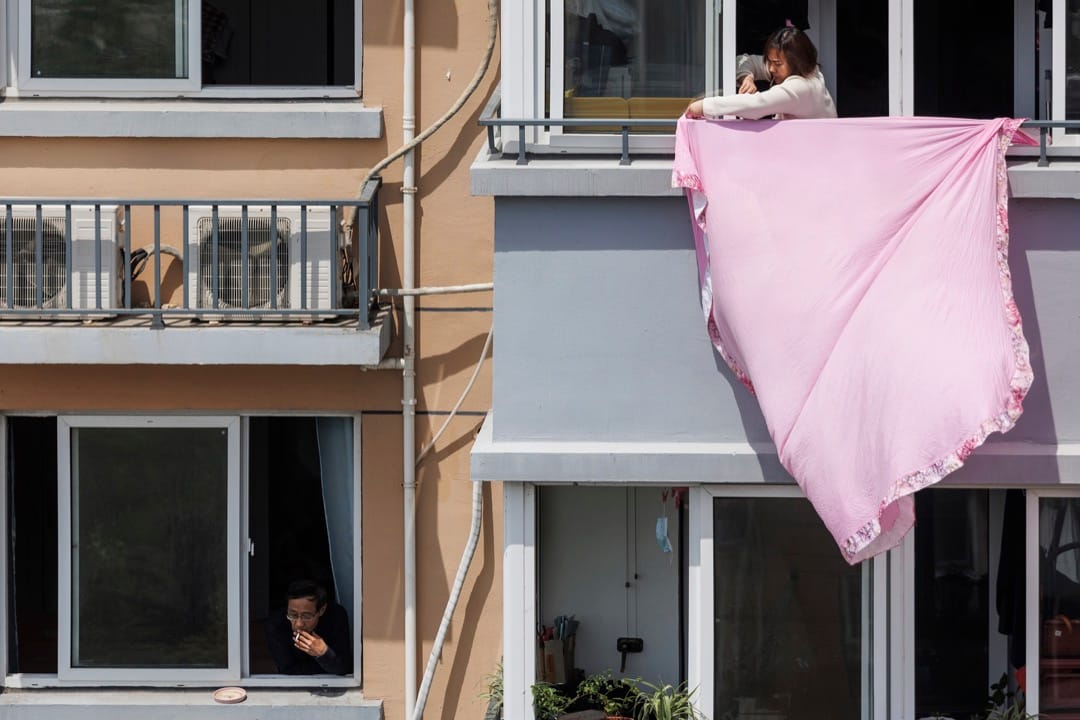 2022年4月16日,上海,多個小區因疫情被圍封,居民困在家中不得外出。