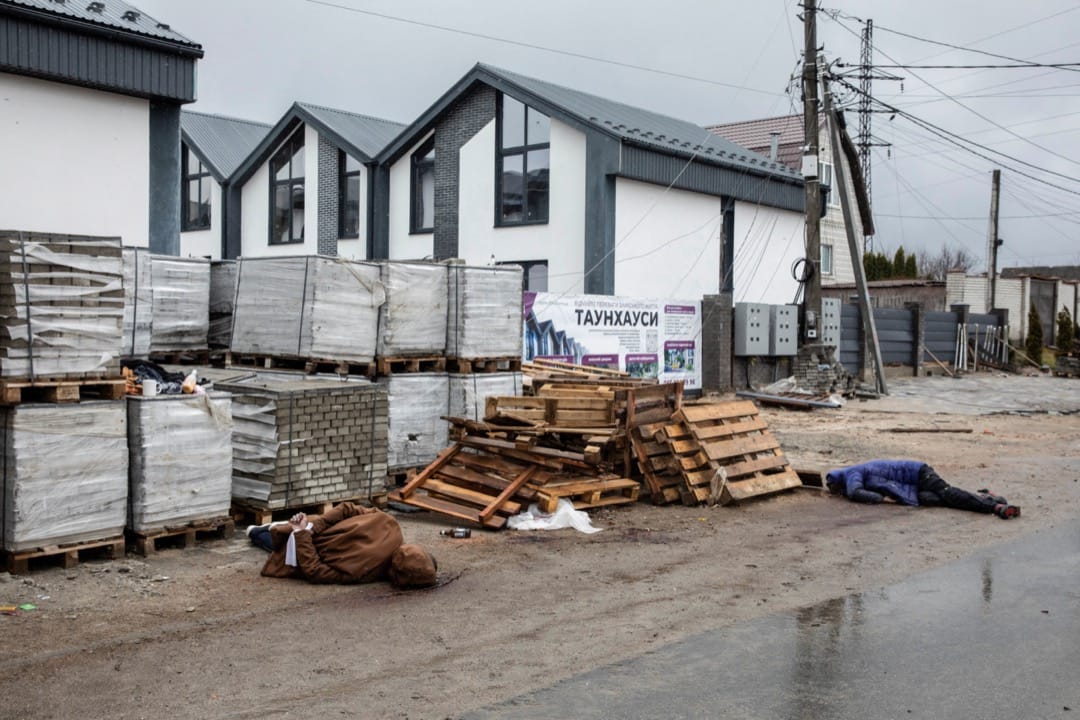2022年4月3日,乌克兰城镇布查,两名被俄军射杀的乌克兰平民的遗体被弃在路旁,其中一人的双手被反绑在身后。