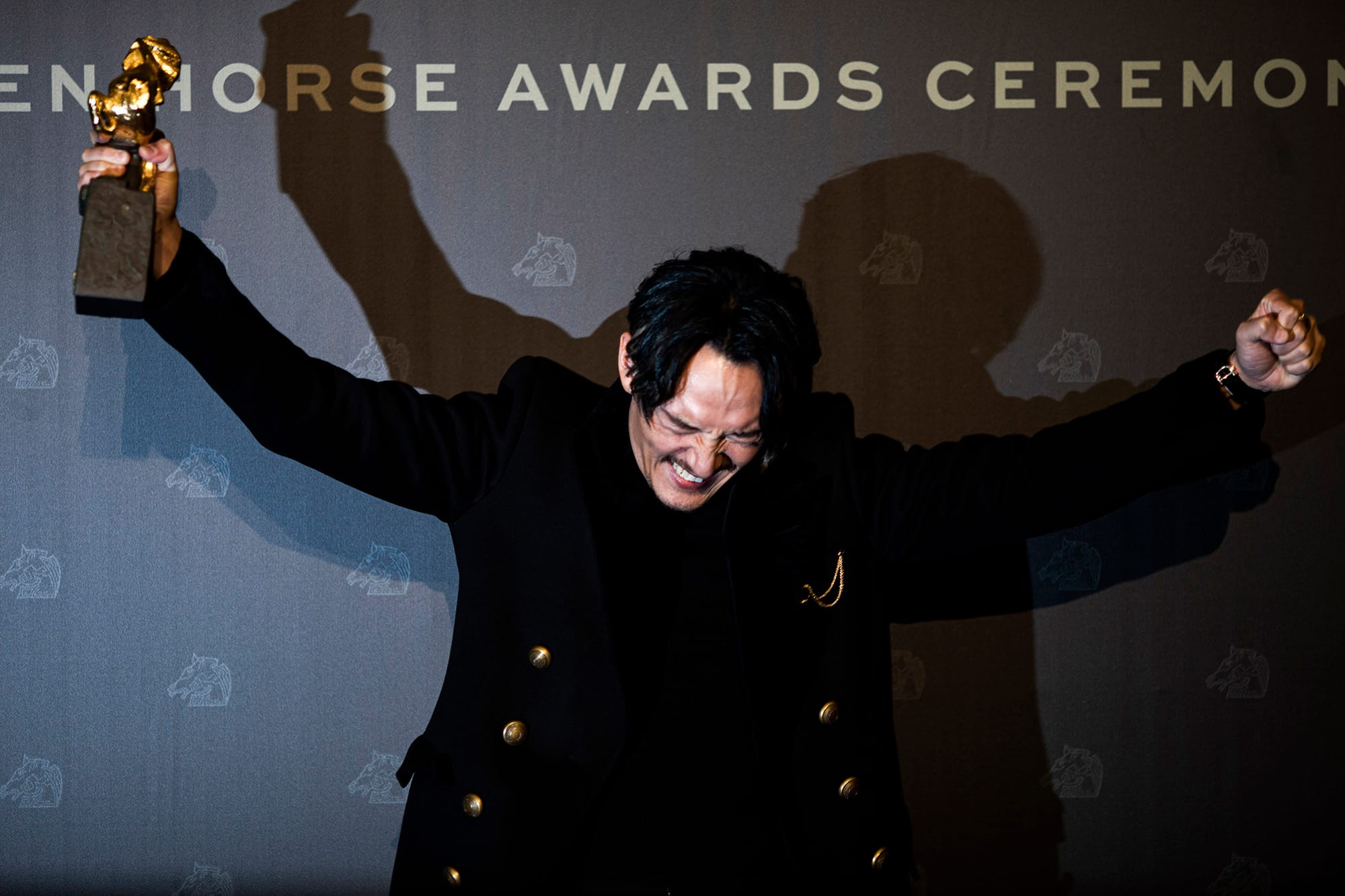 2021年11月27日台北金馬奬頒奬禮，張震等待30年，以「緝魂」四度入圍並摘下第58屆金馬影帝。