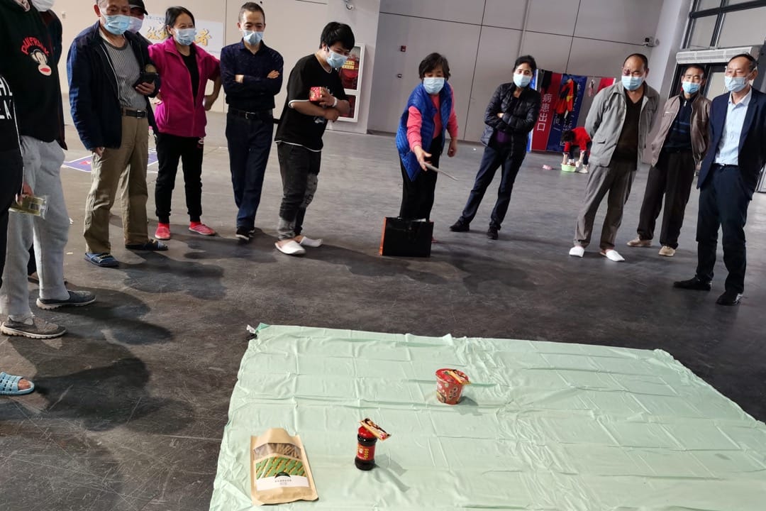 2022年4月22日,上海一所方艙醫院,確診者在透過投擲遊戲贏得零食及物資。