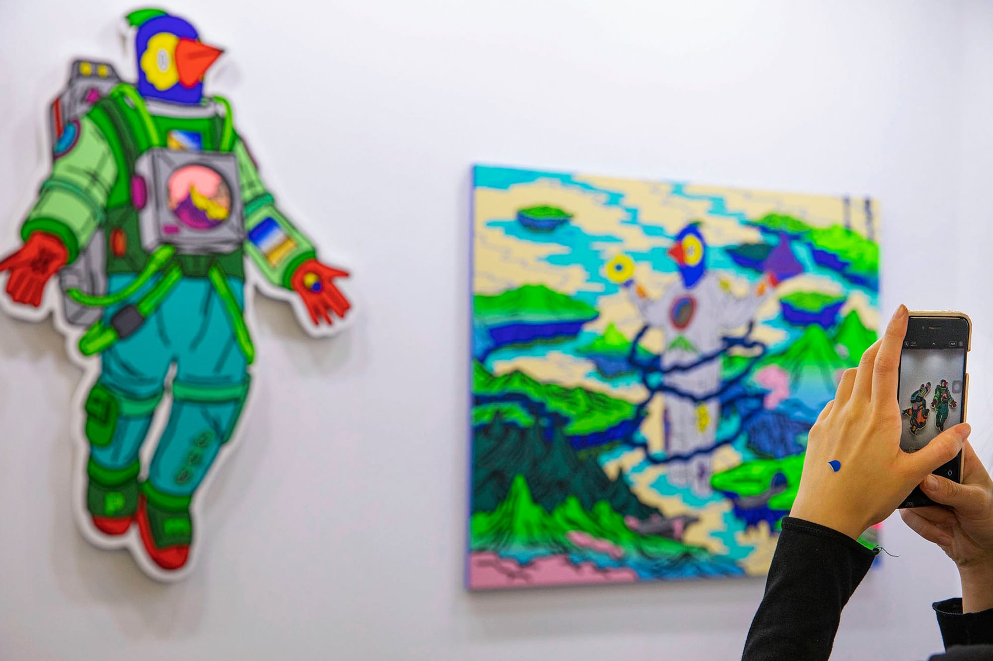 2022年5月21日,台北當代藝術博覽會,市民拍攝藝術品,手上貼有體溫檢查後的標記。