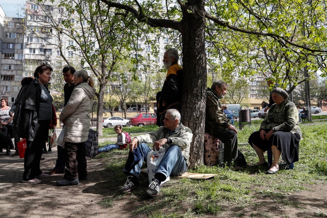 2022年4月26日，乌克兰城市马里乌波尔，市民到市内轮候登记申请援助金。