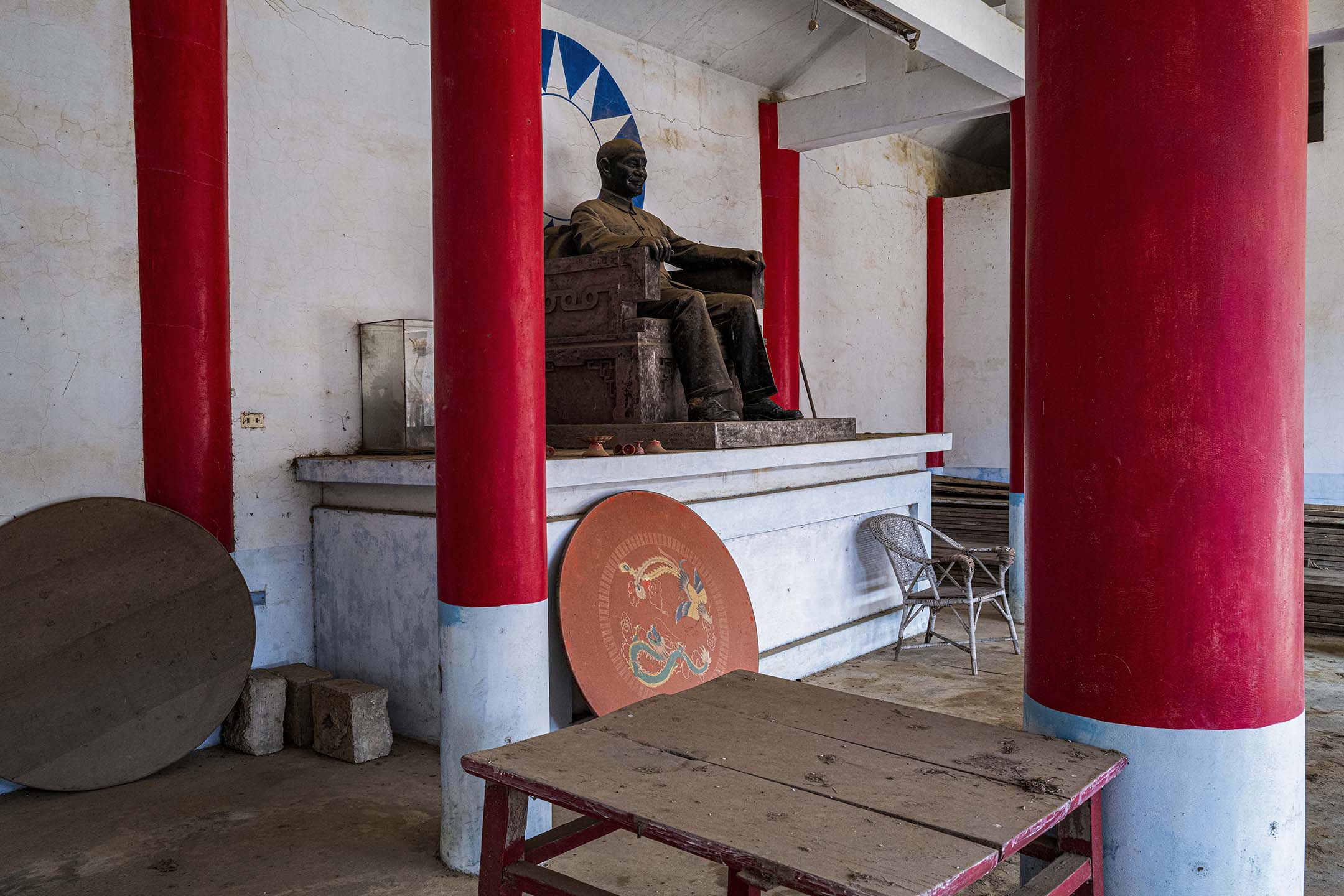 2021年,苗栗,一间荒废的庙宇。