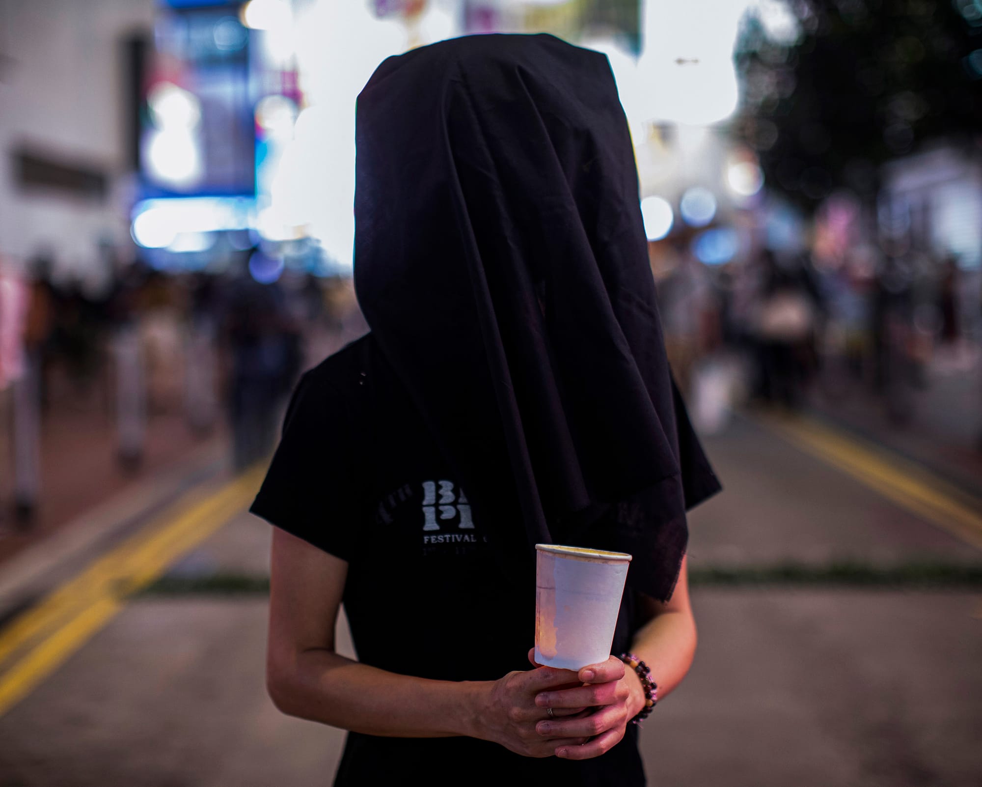 2021年6月3日銅鑼灣,六四前夕,一名街頭藝術家拿著一支爉燭在街頭表演。