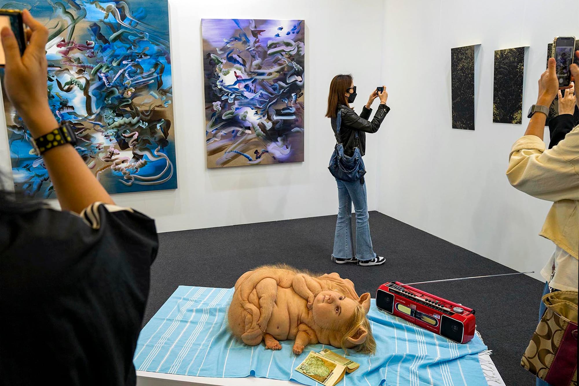 2022年5月20日,台北當代藝術博覽會,市民拍攝藝術品。