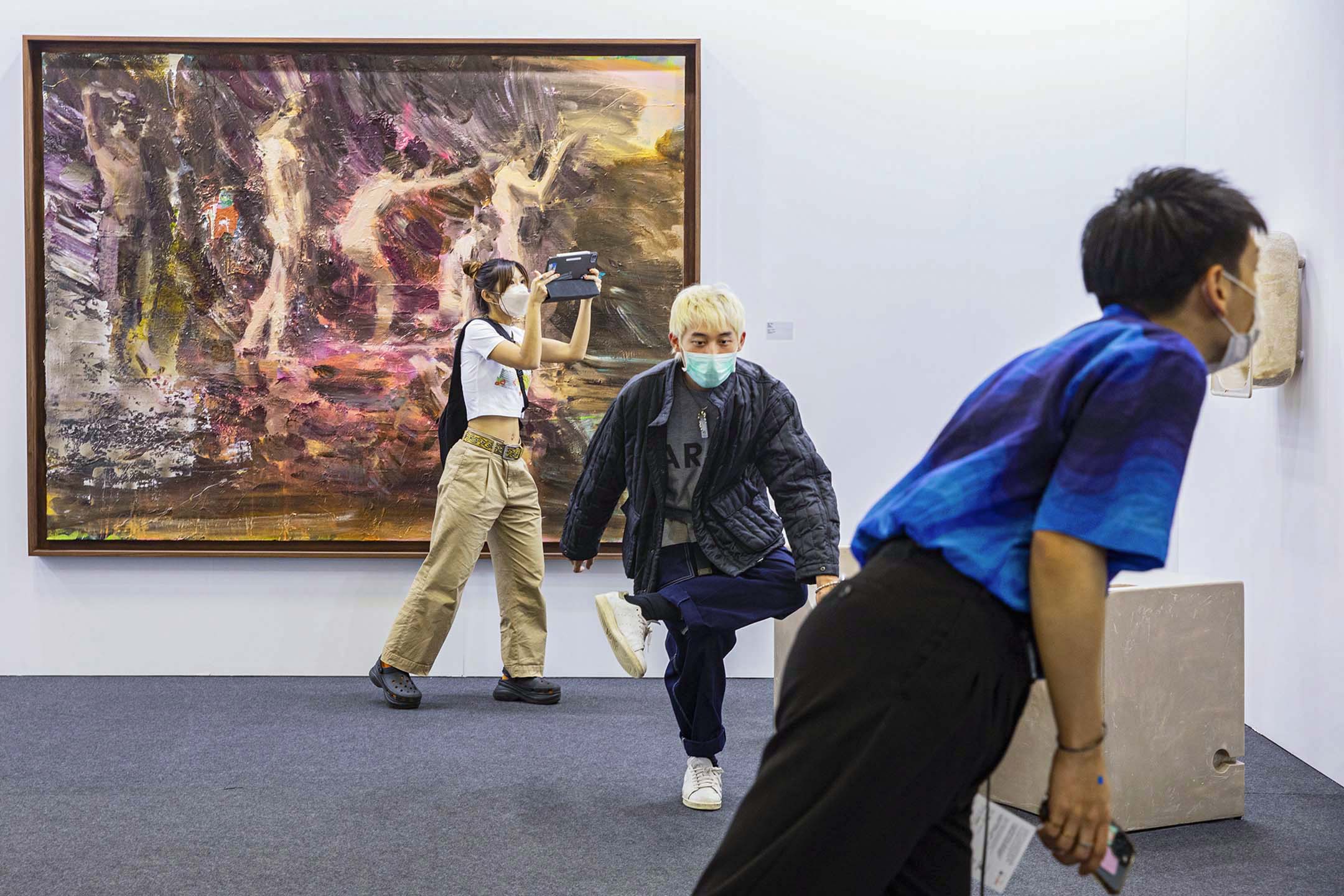 2022年5月21日,台北當代藝術博覽會,市民與藝術品黎合照。