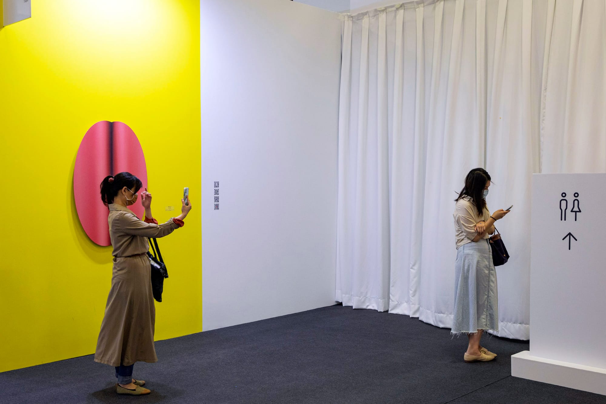 2022年5月21日,台北當代藝術博覽會,市民與藝術品合照。